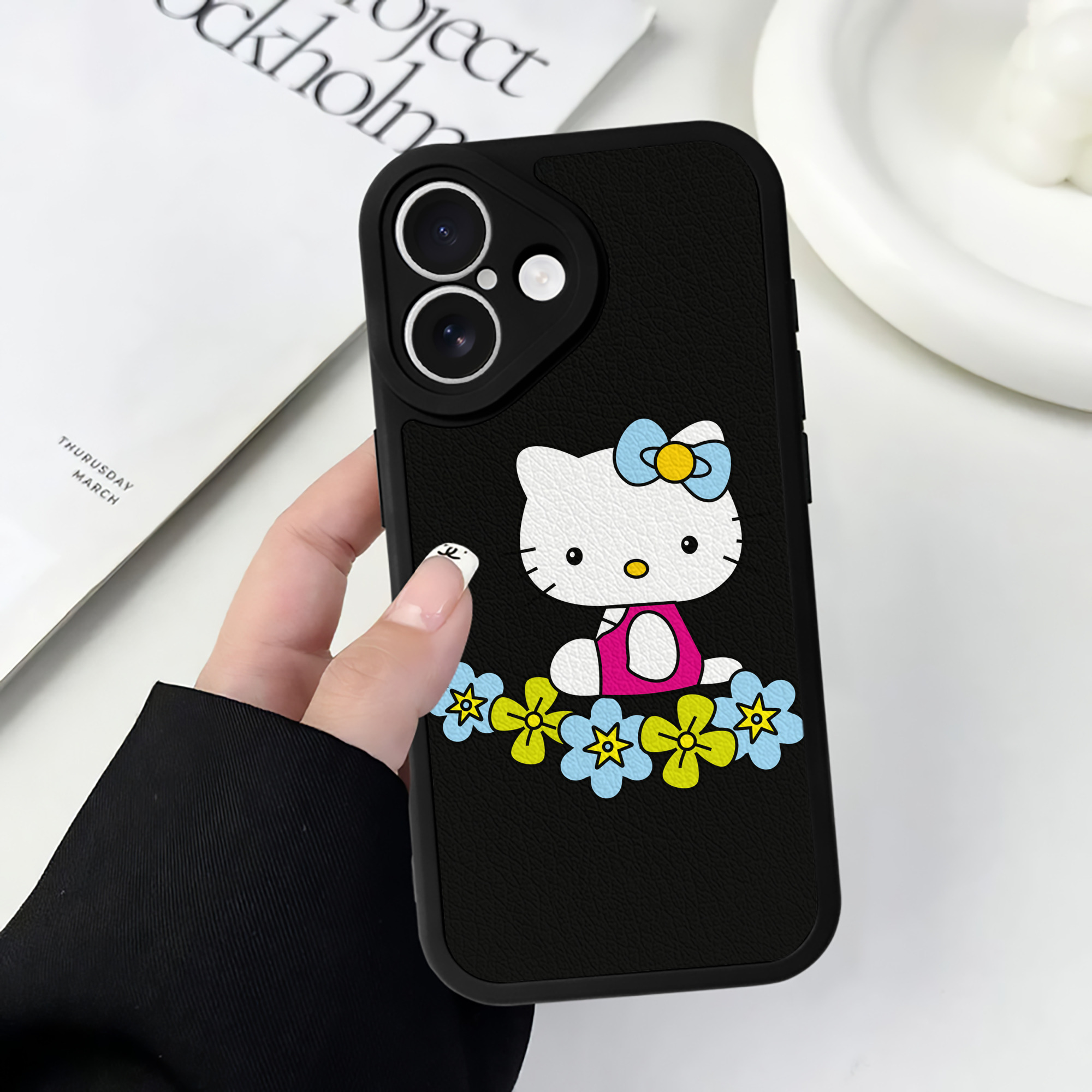 （画像用） Hello Kitty ハローキティ 【iPhone 16シリーズ対応】シリコンスマホケース（レザー調） 材質：シリコン